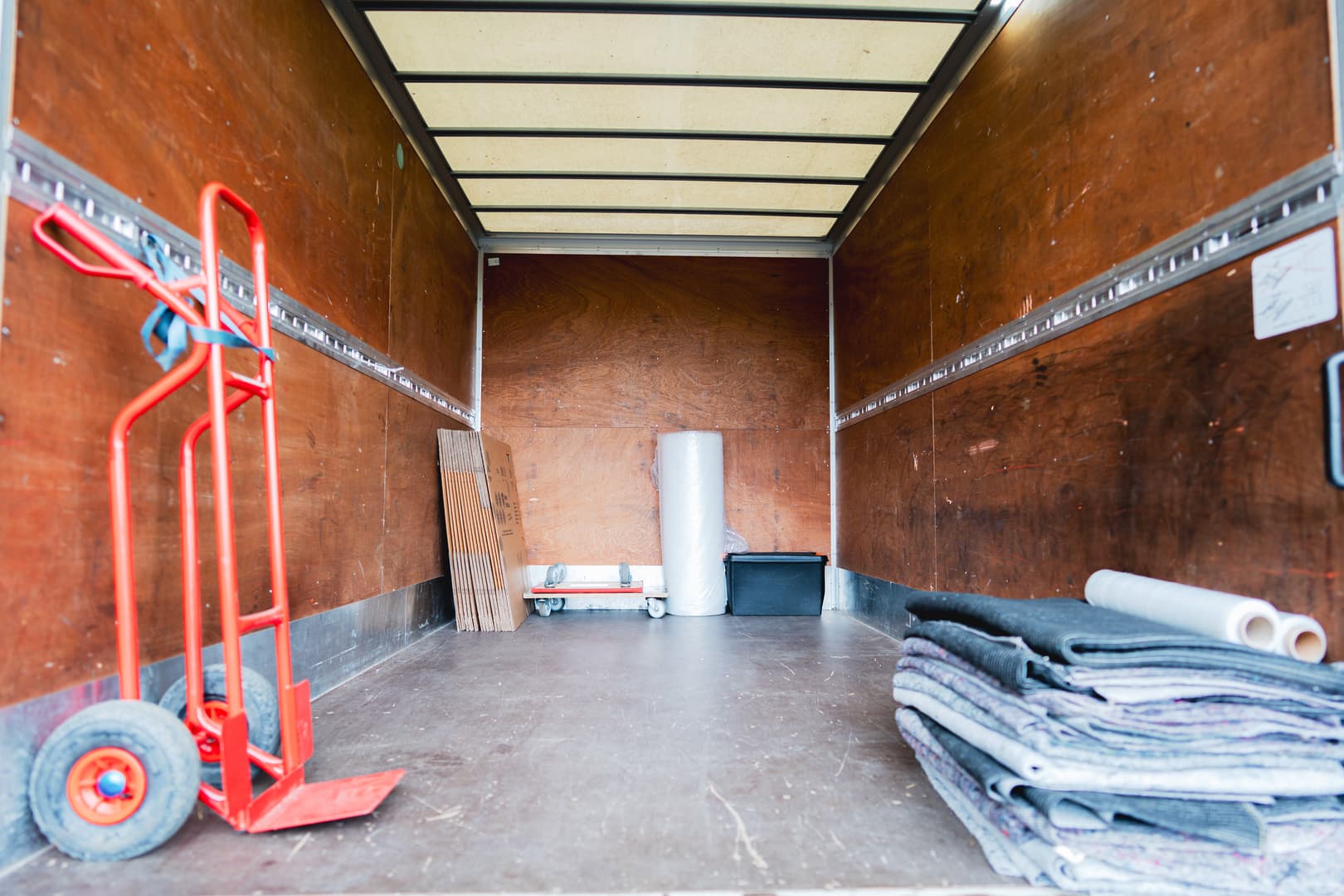 Voll ausgestattetes Umzugsfahrzeug von Biene Umzüge mit professionellem Umzugsequipment für sichere Möbeltransporte