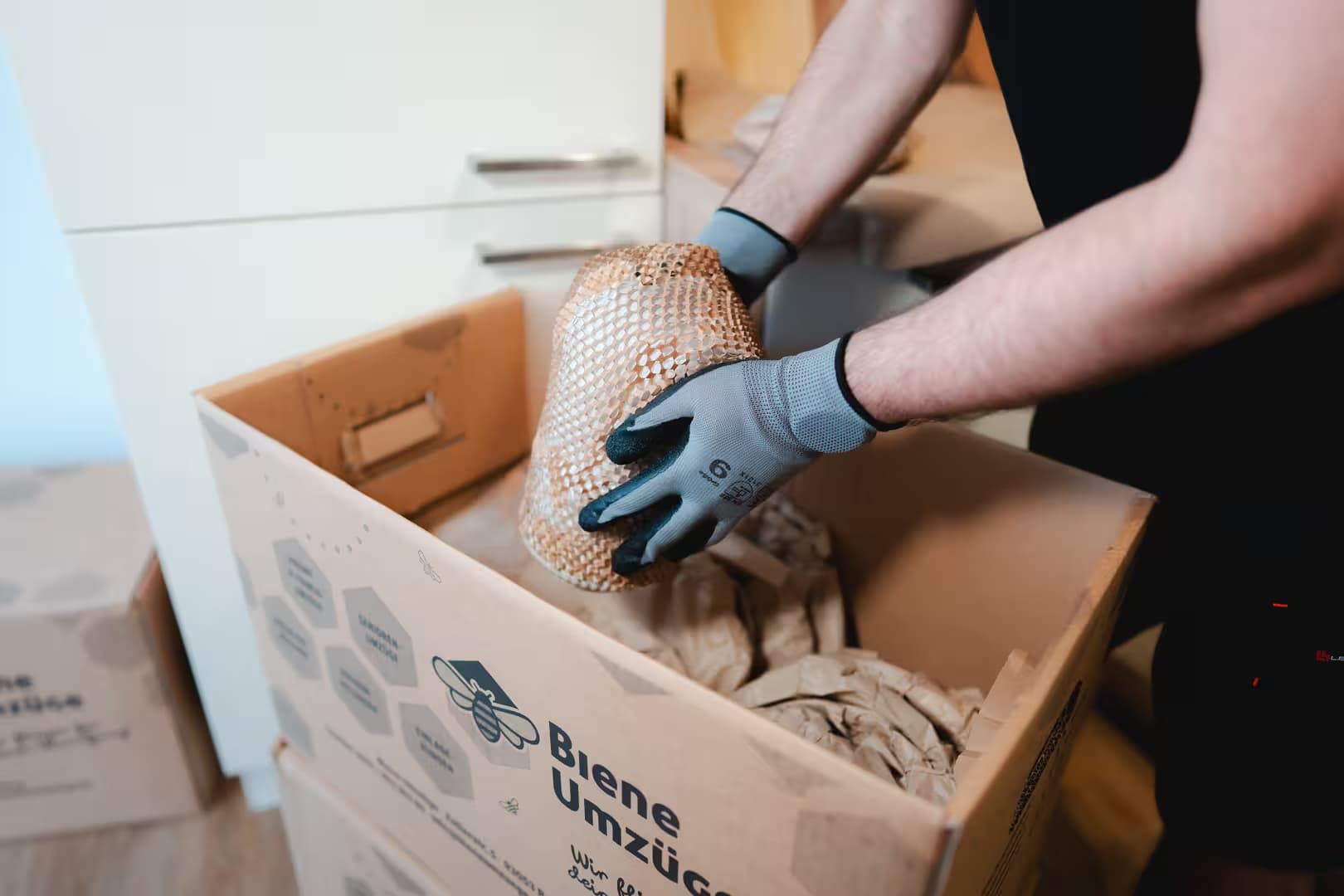 Professioneller Ein- und Auspackservice von Biene Umzüge mit sicheren Verpackungstechniken für Ihren Umzug