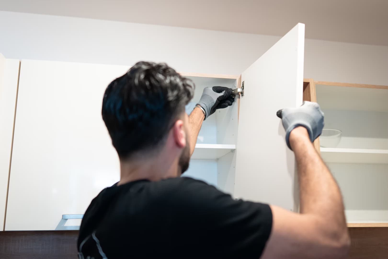 Küchenmonteur von Biene Umzüge bei der Montage einer Küchenschranktür