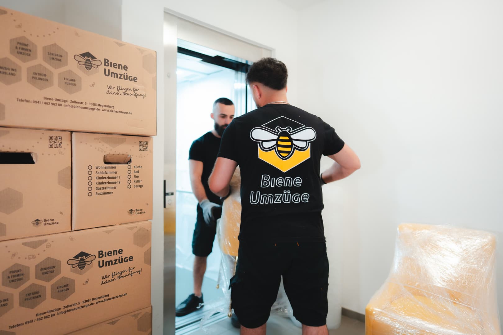 Mitarbeiter von Biene Umzüge beim professionellen Privatumzug mit sicher verpackten Möbeln in Regensburg und Hamburg