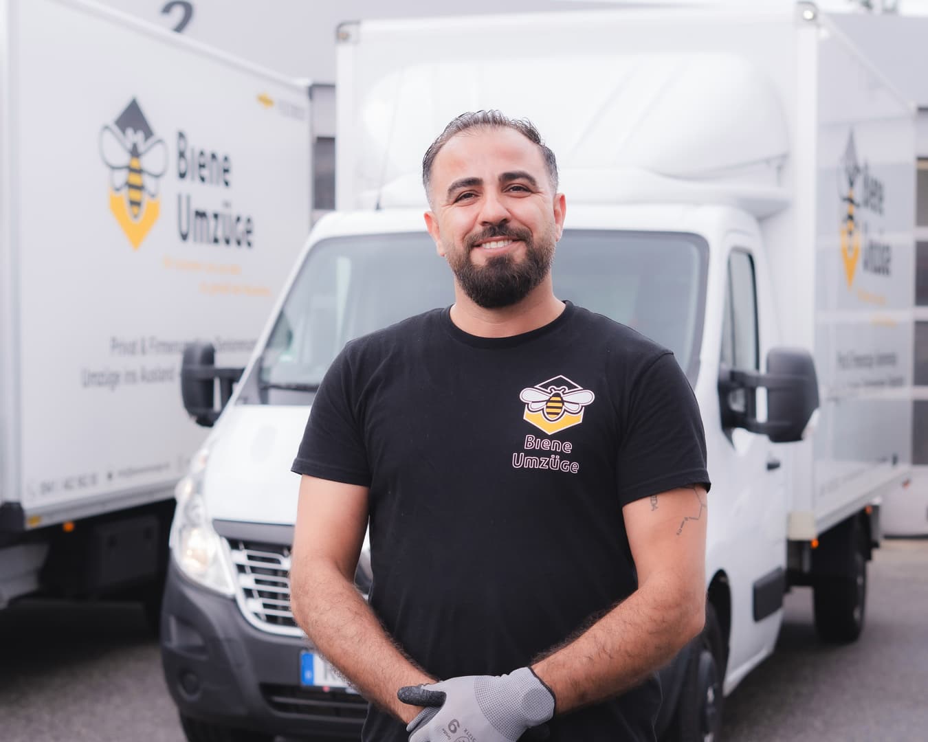 Khaled Bakour, Einsatzleiter und Umzugsdisponent bei Biene Umzüge, vor einem Firmenfahrzeug