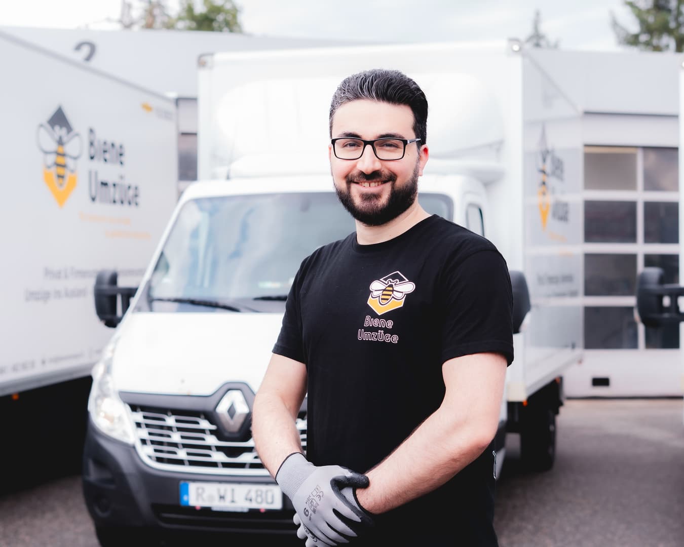 Yazan Darwisheh, Geschäftsführer von Biene Umzüge Hamburg, vor einem Umzugsfahrzeug