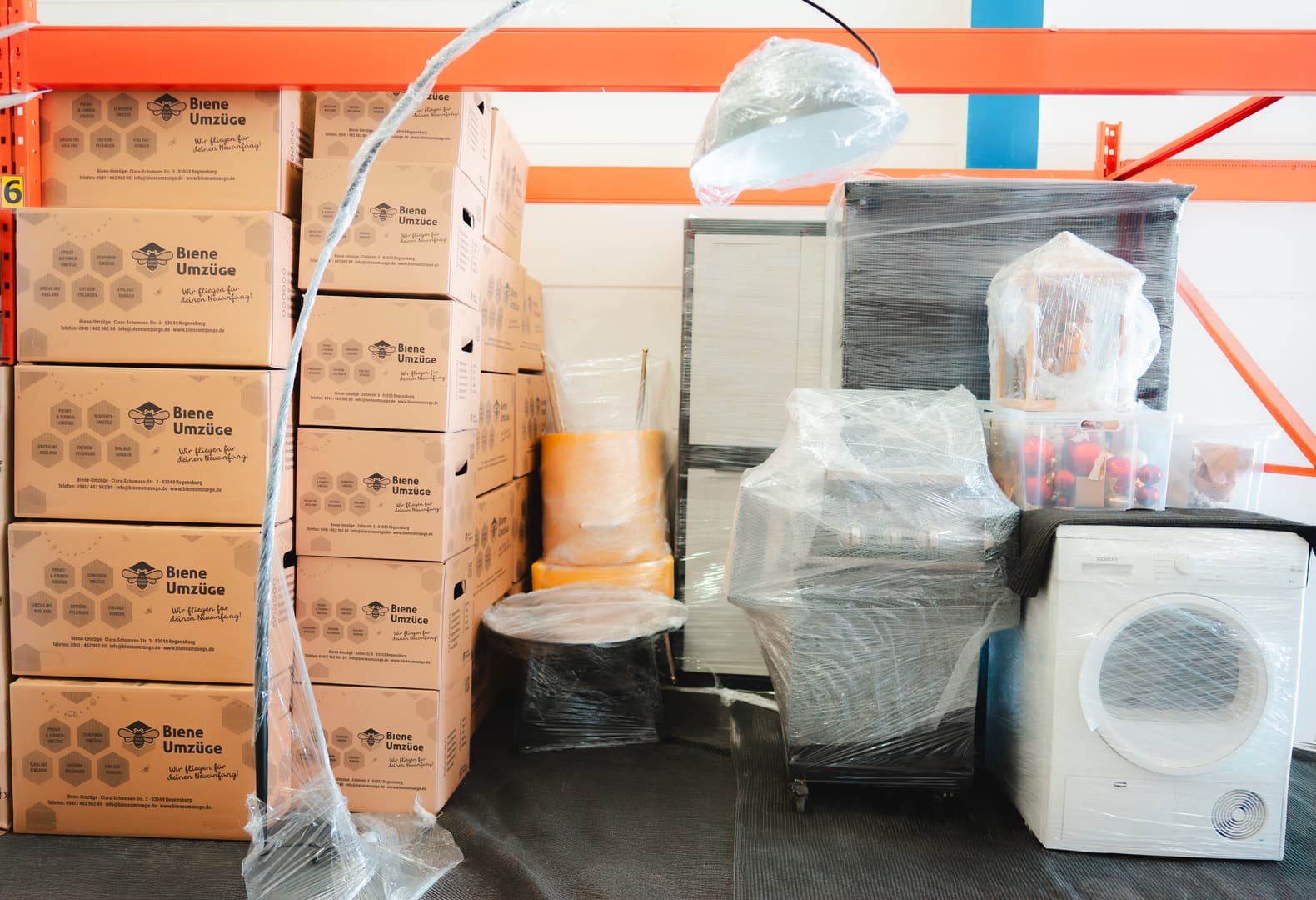 Sicher eingelagertes Umzugsgut im Lager von Biene Umzüge in Regensburg mit professioneller Verpackung und Lagerboxen